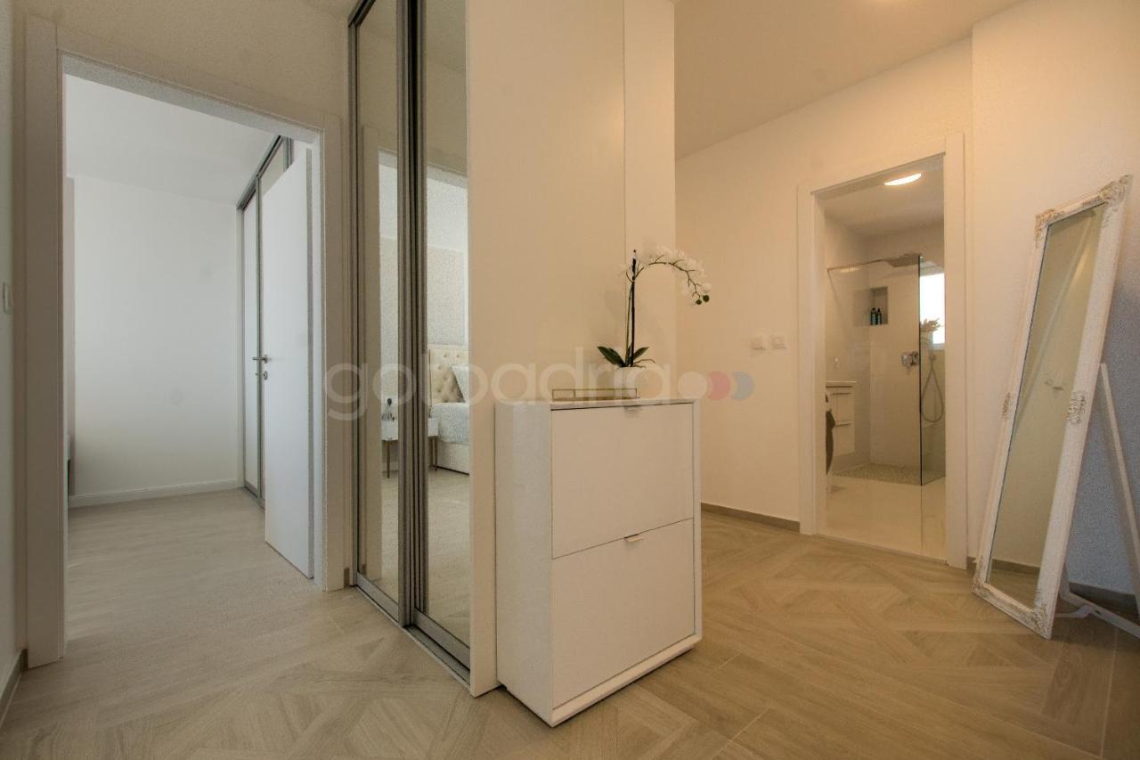 Villa Smaragd - Opal - Luxury Apt With Shared Pool And Private Hot Tub Makarská Exteriér fotografie