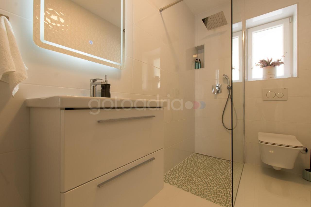 Villa Smaragd - Opal - Luxury Apt With Shared Pool And Private Hot Tub Makarská Exteriér fotografie